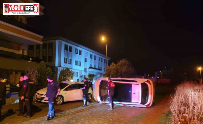 Park etmek isterken otomobili devirdi