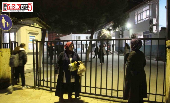 Aydın’da sabah namazından önce başlayan eğitime öğrenciler ve veliler isyan etti, okul görevlisi küfürler savurdu