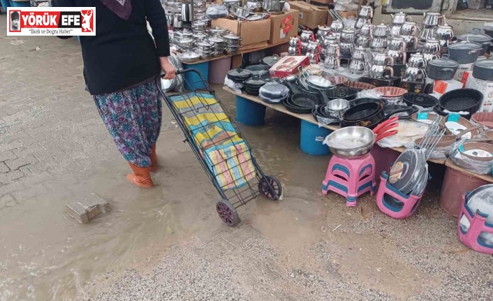 Köşk halkı çamur içinde alışverişten kurtulmak için Belediye Başkanı Güler’e seslendi