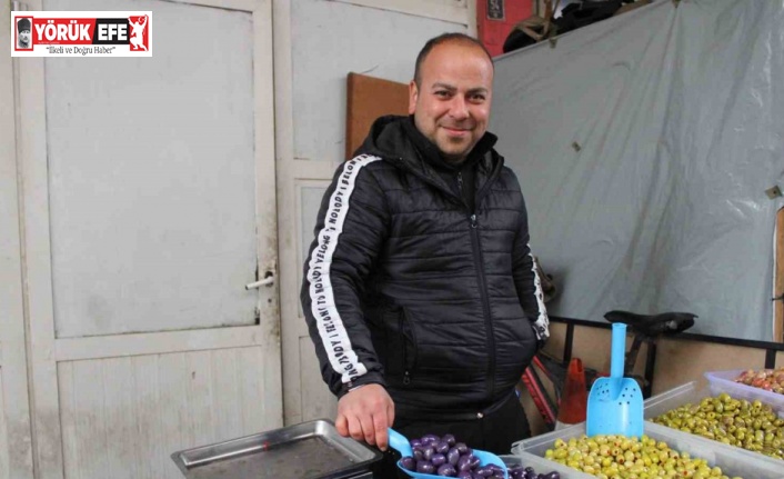 Altı aylık zahmetin ürünü mor ve pembe zeytinler vatandaşların ilgisini çekiyor