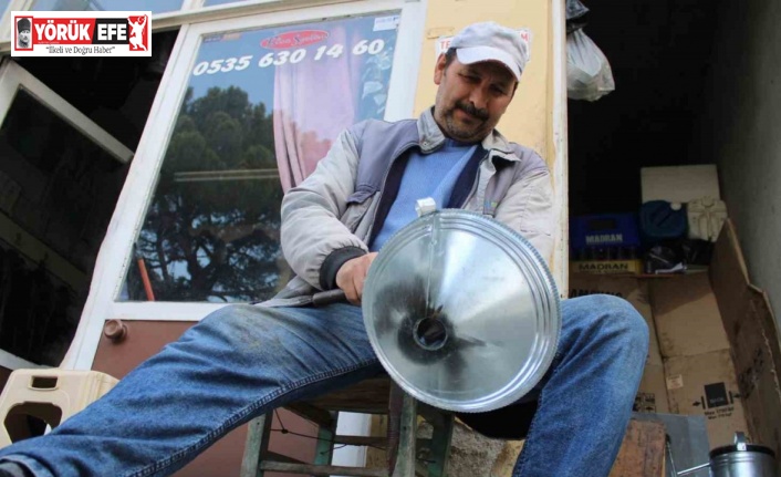 Bir metrekarelik dükkanda ekmeğini çıkarıyor