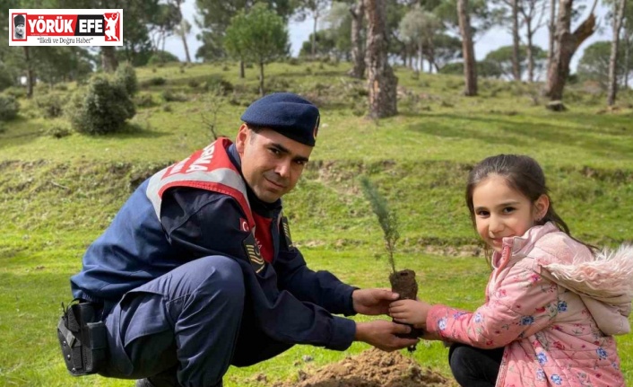 Jandarma öğrencilerle birlikte fidanları toprakla buluşturdu