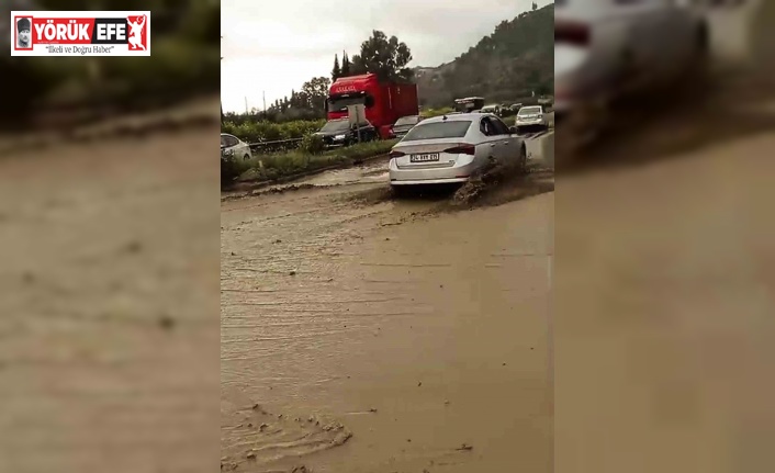 Söke’de sağanak yağış etkili oldu, karayolu çamurla kaplandı