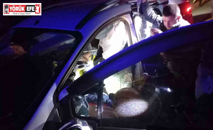 Ticari araç bariyere ok gibi saplandı: 4 yaralı