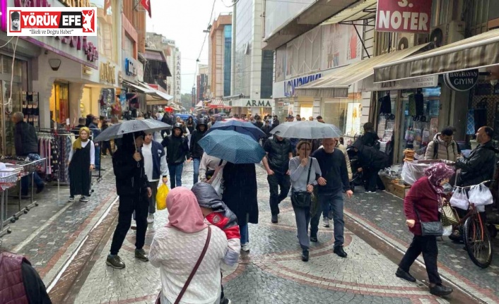 Yağmur alışverişe engel olmadı