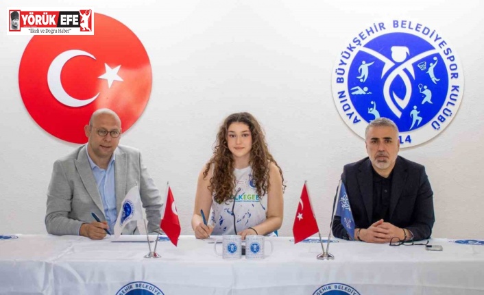 Başarılı voleybolcu 18 yaşına girdiği gün profesyonel sözleşme imzaladı