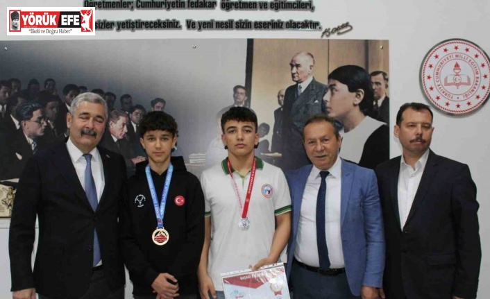 Efeler’de şampiyon öğrenciler ödüllendirildi