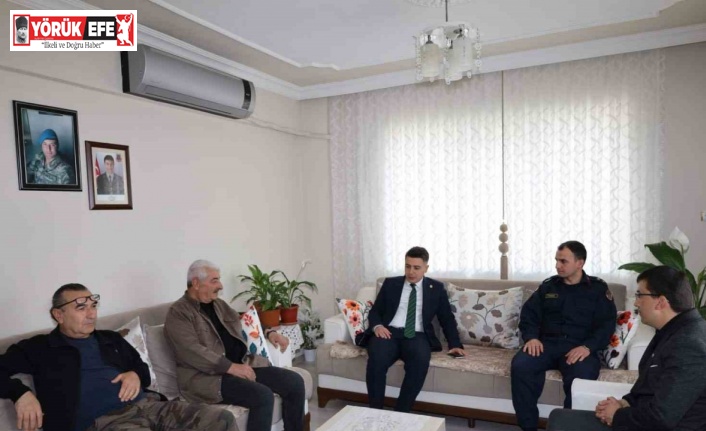 Kaymakam Gündoğdu şehit ailelerine Türk Bayrağı takdim etti