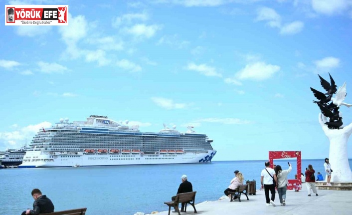 Kuşadası’na ilk seferini yapan kruvaziyer 3 bin 560 turist getirdi