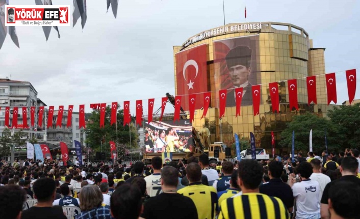 Aydın Büyükşehirin kurduğu dev ekranda izlediler, şampiyonluğu kutladılar