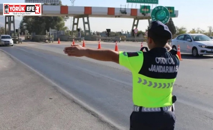 Jandarma ekipleri düzensiz göçmenlere geçit veriyor