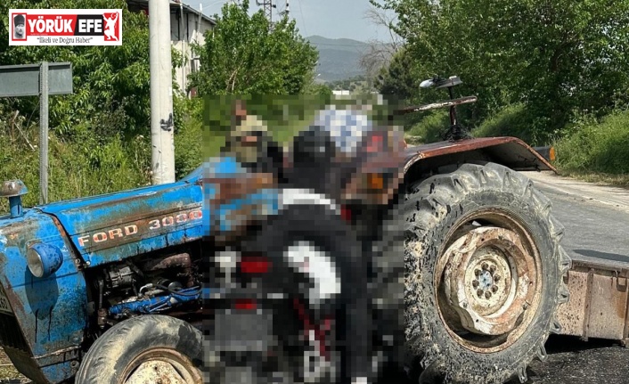 Motosiklet traktöre ok gibi saplandı: 3 ölü