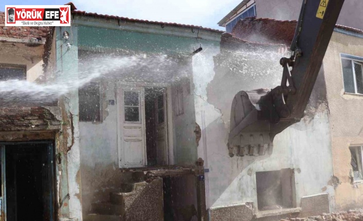 Nazilli’de metruk binalar yıkılıyor