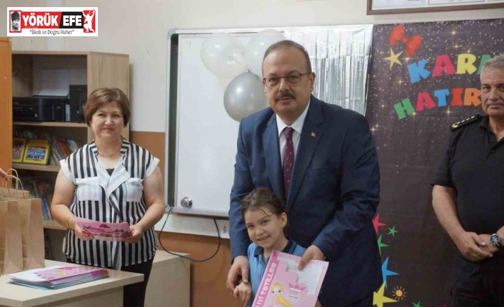Öğrencilerin karnelerini Vali Canbolat verdi