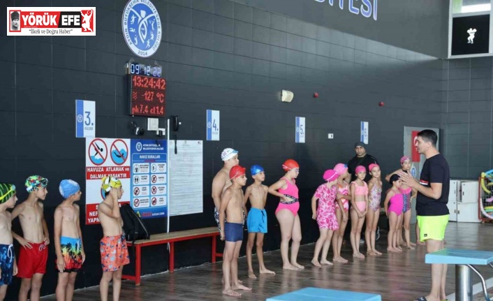 Aydınlı Minikler Büyükşehir Belediyesi ile yüzmeyi öğreniyor