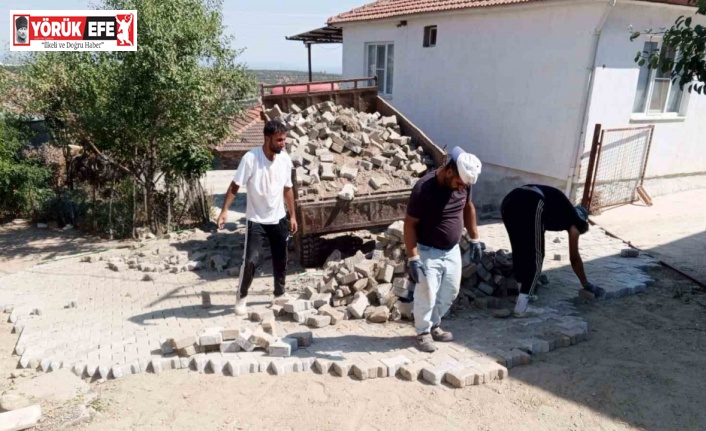 Karacasu’da parke taşı döşeme çalışmaları devam ediyor