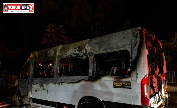 Alevlere teslim olan okul taşıtı demir yığınına döndü