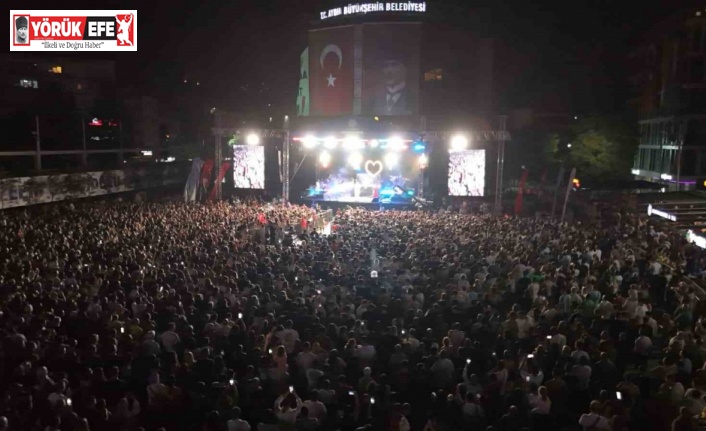 Aydınlılar Zafer Bayramı’nı ünlü santçıyla kutladı