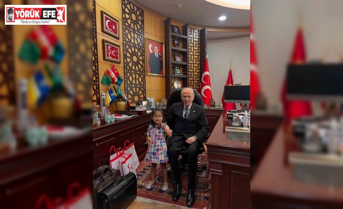 Bahçeli hayranı Minik Hilal, Devlet Dedesi’nin elini öptü