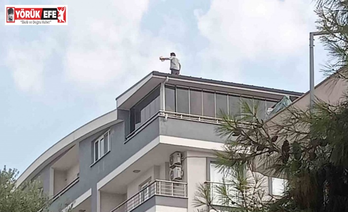 Didim’de çatıya çıkan şahsı polis ikna etti