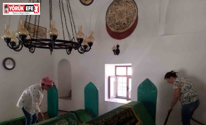 Karacasu’daki türbeler temizlendi