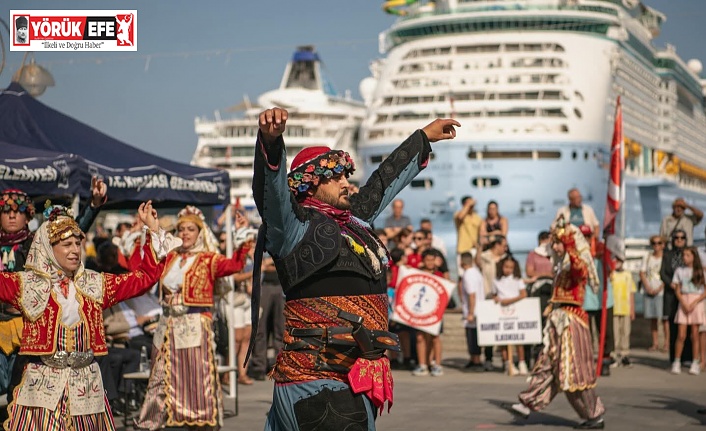 KUŞADASI’NDA ZAFER BAYRAMI COŞKUYLA KUTLANDI