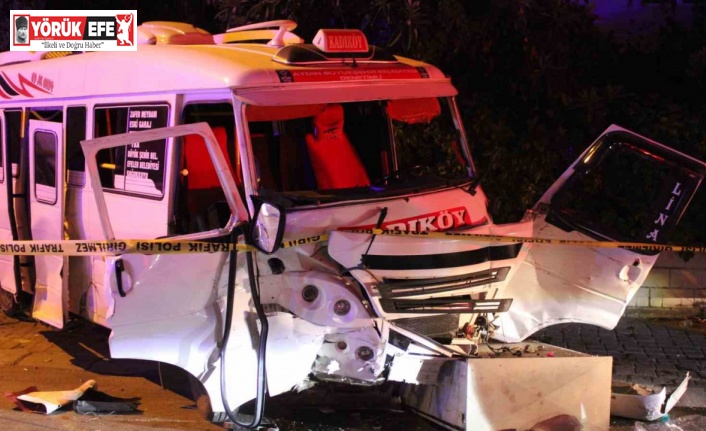 Minibüs ile otomobil çarpıştı: 11 yaralı