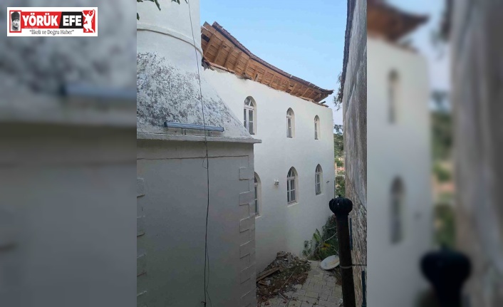 Söke Eski Doğanbey Köyü Camii’nin çatısı çöktü