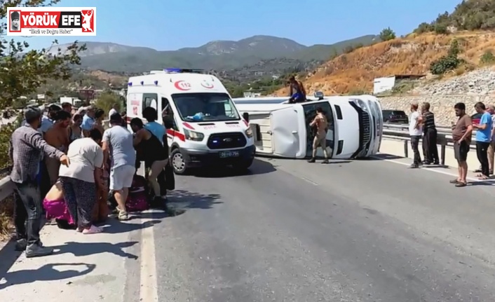 Tursitleri taşıyan midibüs devrildi: 7 yaralı