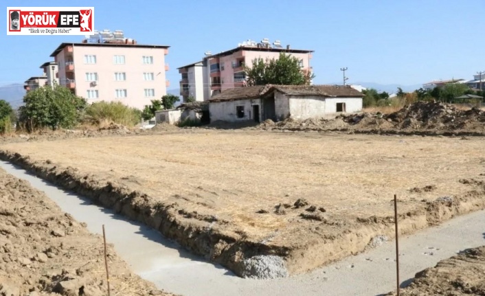 Başkan Ercan, halı saha yapımına başladıklarını duyurdu