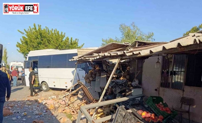 İçerisinde 23 öğrencinin bulunduğu servis kaza yaptı