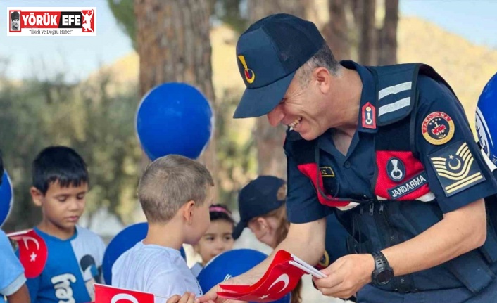 Jandarmadan öğrencilere Türk bayrağı
