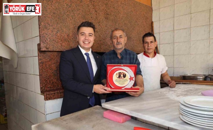 Kaymakam Gündoğdu’dan dev tahinli pidenin ustasına plaket