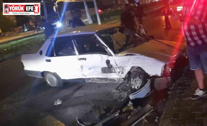 Kontrolden çıkan otomobil kamyonetlere çarptı: 3 yaralı