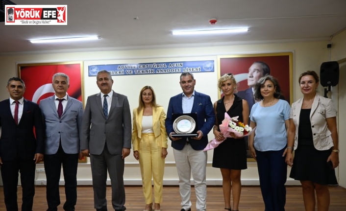 Kuşadası’nda hayırsever iş insanına eğitime destek plaketi