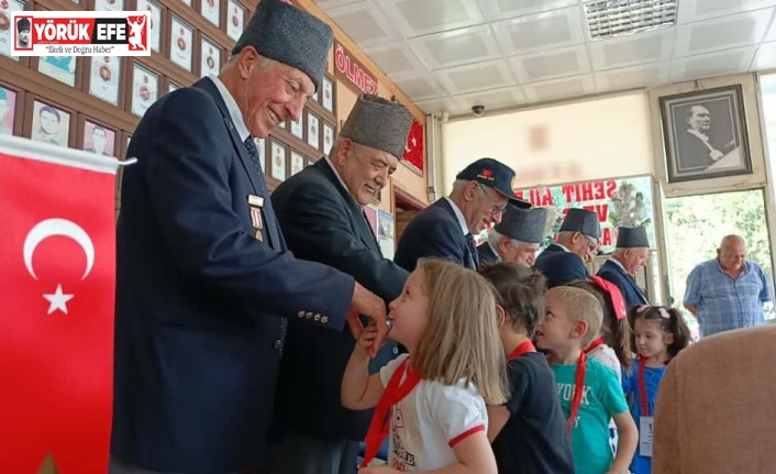 Minik yürekler, gazi dedelerini unutmadı