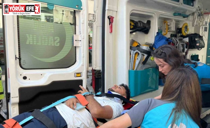 Motosiklet, park etmeye çalışan araca çarptı: 1 yaralı