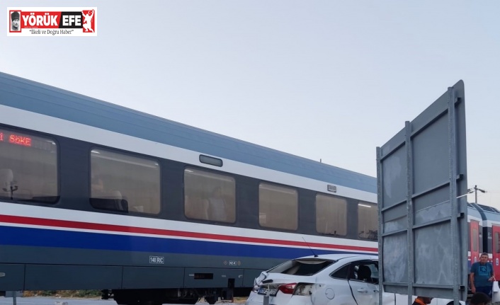 Yolcu treni otomobile çarptı: 1 yaralı