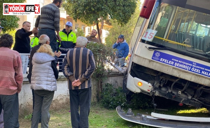 Freni tutmayan minibüs evin bahçesine daldı, facia teğet geçti