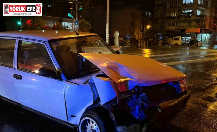 İncirliova’da ışıkta bekleyen araca, otomobil çarptı