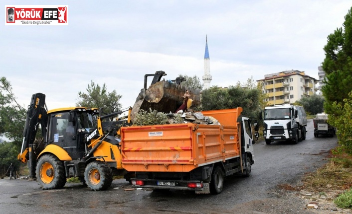 Kuşadası’nda metruk binanın çevresindeki atıklar temizlendi