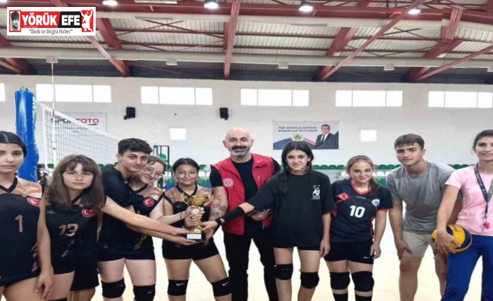 Liseli gençler şampiyonluk için ter döktü