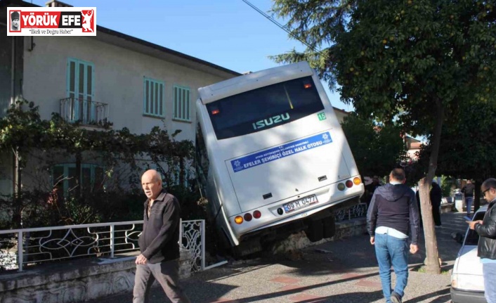 Minibüs evin bahçesine girdi
