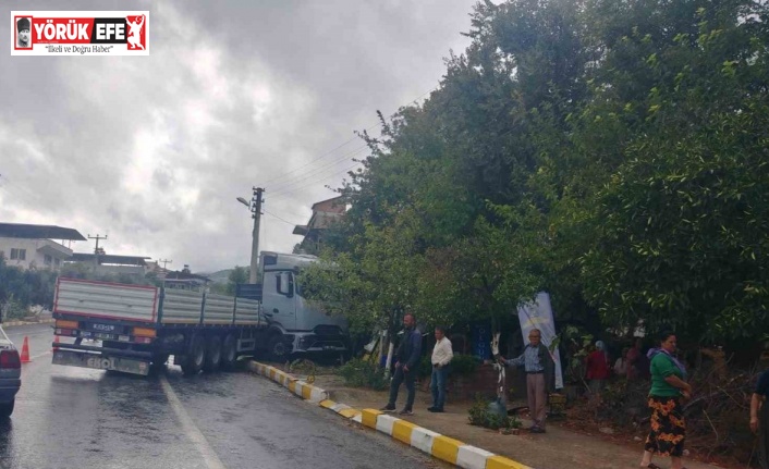 Sürücünün hakimiyetini kaybettiği tır kaldırıma çıktı
