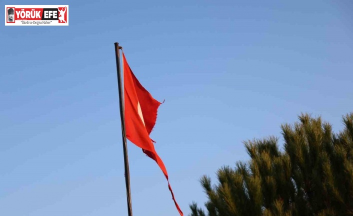 Yırtılan Türk bayrağı değiştirileceği günü bekliyor
