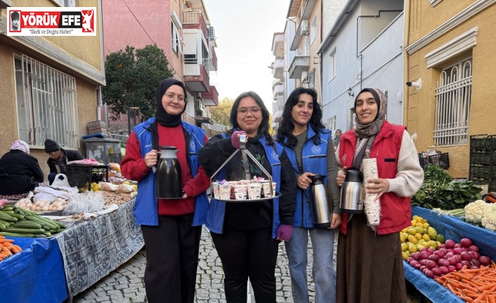 Gönüllü gençlerden pazar esnafına sıcak ikram