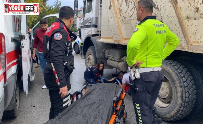 Kamyonun altında kalan motosikletli kurye ağır yaralandı