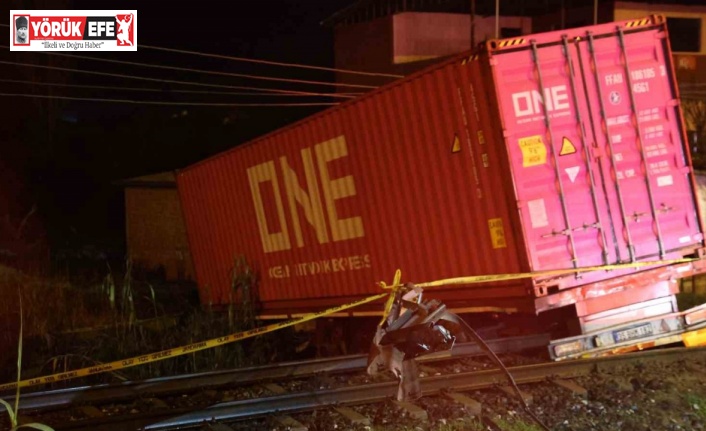 Kontrolden çıkan tırın raylara uçtuğu kazada tren seferleri durduruldu: 1 ölü