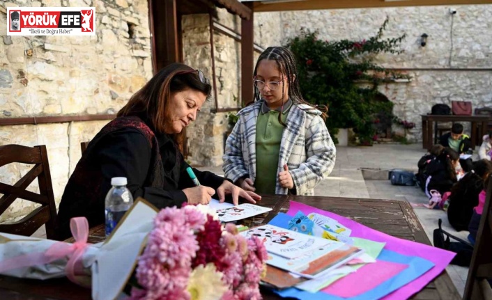 Kuşadası’nda çocuklara hem kitap hem hayvan sevgisi aşılandı