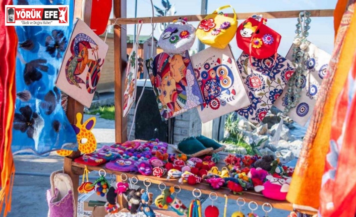 Kuşadası’nda kurulan yılbaşı pazarı rengarenk görünümüyle ilgi odağı oldu